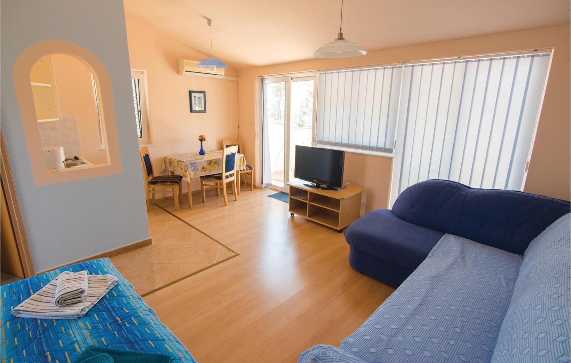 2 Bedroom Gorgeous Home In Banjol Ngoại thất bức ảnh