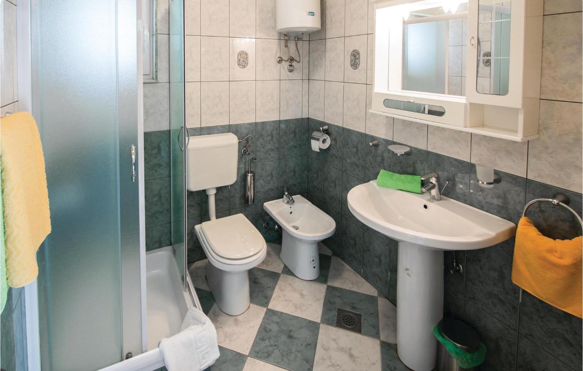 2 Bedroom Gorgeous Home In Banjol Ngoại thất bức ảnh
